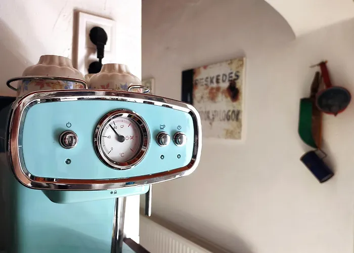 Henye Vintage A Kali-medenceben *